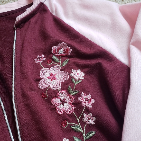 EMBROIDERED FLOWERS CROPPED ZIP UP SWEATER CARDIGAN - Picture 2 of 4